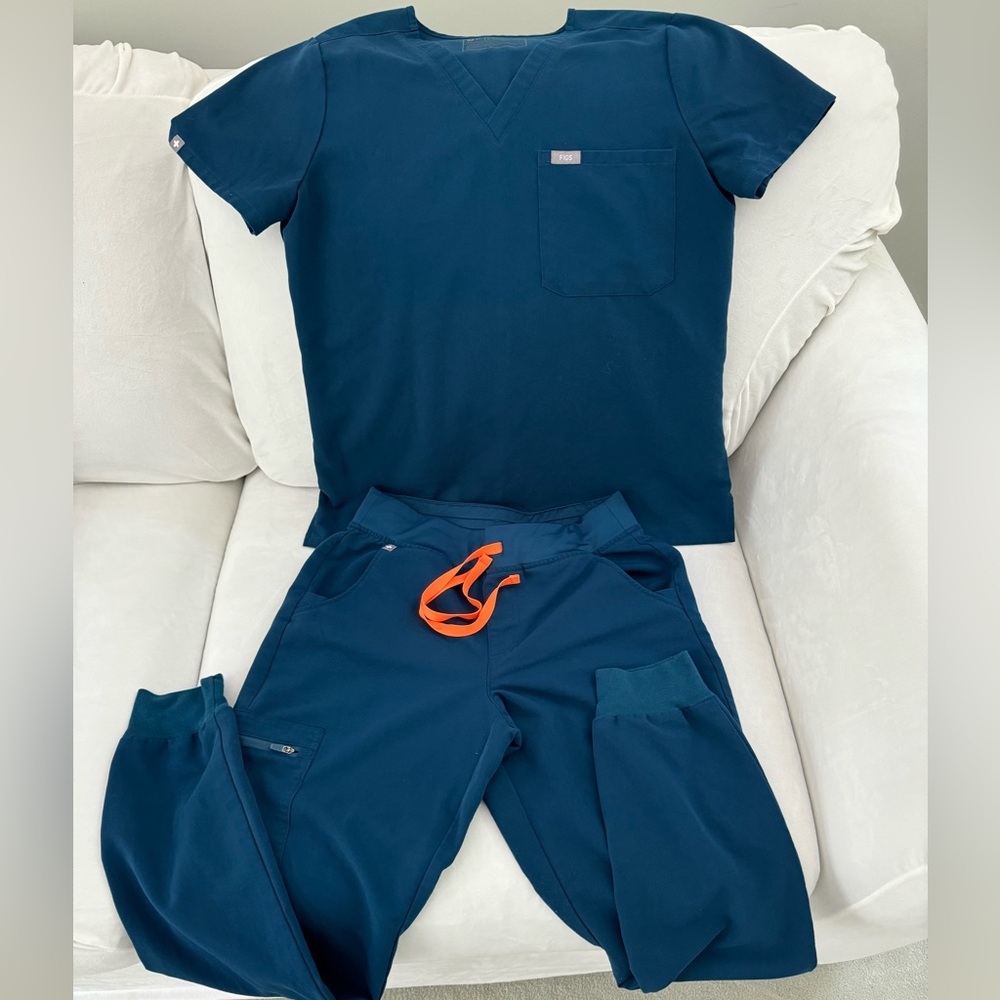 Women’s small Figs scrubs